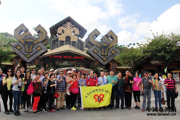 兩岸記者團在檳榔谷合影。(海南省臺聯(lián)供圖) 兩岸記者團在檳榔谷合影。(海南省臺聯(lián)供圖)