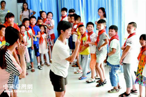 7月11日,臺(tái)灣青年教師林玉凰在云夢(mèng)沙河鄉(xiāng)李店社區(qū)的希望家園與留守兒童開(kāi)展互動(dòng)游戲 7月11日,臺(tái)灣青年教師林玉凰在云夢(mèng)沙河鄉(xiāng)李店社區(qū)的希望家園與留守兒童開(kāi)展互動(dòng)游戲
