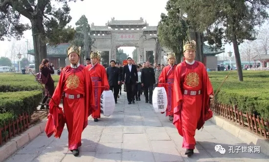 丁酉清明孔子后裔釋奠儀式在曲阜孔林隆重舉行 丁酉清明孔子后裔釋奠儀式在曲阜孔林隆重舉行