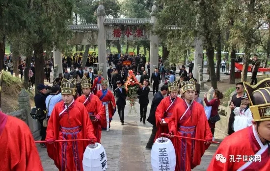 丁酉清明孔子后裔釋奠儀式在曲阜孔林隆重舉行 丁酉清明孔子后裔釋奠儀式在曲阜孔林隆重舉行