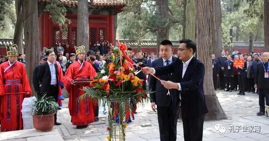 丁酉清明孔子后裔釋奠儀式在曲阜孔林隆重舉行 丁酉清明孔子后裔釋奠儀式在曲阜孔林隆重舉行