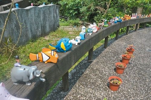 女子將家中500個公仔全搬進小學(xué)路人紛駐足拍照