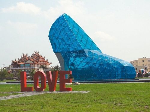 嘉義高跟鞋教堂魅力難擋大批游客爭睹風(fēng)采(圖)