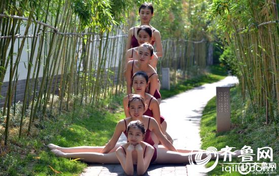 女生旗袍拍畢業(yè)照 各式舞蹈動作很撩人(組圖)