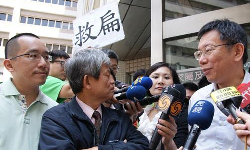 郭正典(中)昔日對(duì)外說(shuō)明陳水扁病情 郭正典(中)昔日對(duì)外說(shuō)明陳水扁病情