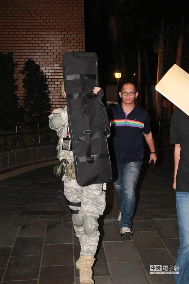 臺灣男子扮美軍持槍坐地鐵被捕 臺灣男子扮美軍持槍坐地鐵被捕