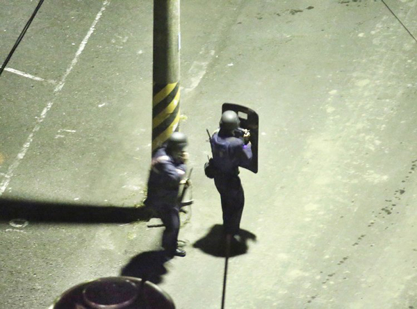 警方荷槍實(shí)彈在側(cè)門戒備 警方荷槍實(shí)彈在側(cè)門戒備