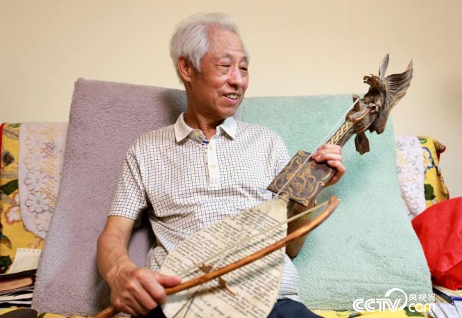 塞爾維亞老友相贈的古斯拉琴勾起老人對往事的回憶