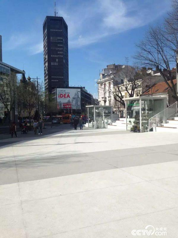 “貝爾格萊德女子”樓,因樓體黑色被中國人稱為“黑大樓”。