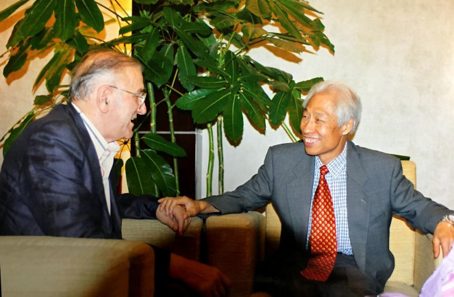 溫大使與“瓦爾特”扮演者巴塔·日沃伊諾維奇(圖片由溫西貴提供)