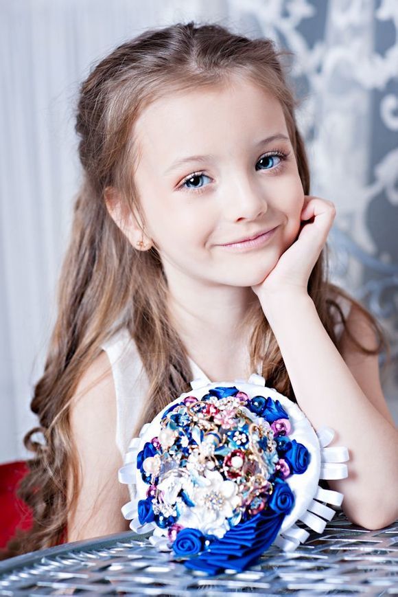 ˊʘ(l)Ӎ _˹}ͯģ(Angelina Kurkina)l(f)һM(xi),ƬСͰ׃,·`䷲g