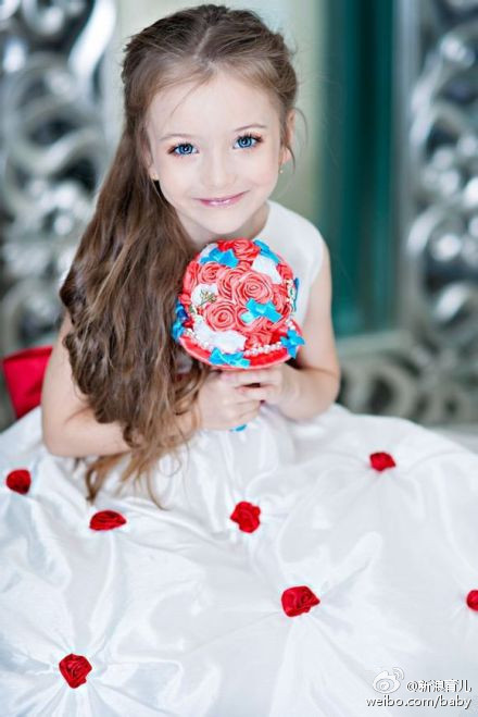 ˊʘӍ _˹}ͯģ(Angelina Kurkina)lһM,ƬСͰ׃,·`䷲g