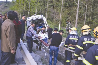 救護車沖出了路面圖片由交警提供