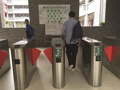 有學(xué)生表示,刷卡進(jìn)出宿舍并不收費(fèi)。郭靖宇 攝