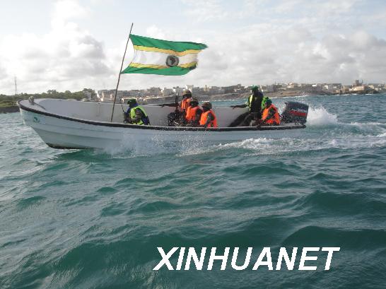 資料圖片:7月7日,非洲聯(lián)盟維和部隊(duì)的烏干達(dá)士兵在索馬里首都摩加迪沙附近海域巡邏,加強(qiáng)對海盜的防范。(新華社報(bào)道員阿卜杜拉赫曼·瓦爾薩邁/攝)