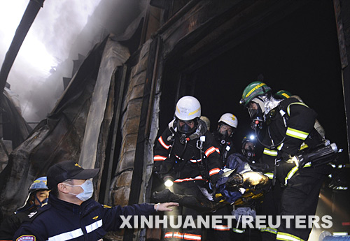 1月7日,在韓國京畿道利川市,消防員從爆炸現場抬出一具尸體。利川市一冷凍倉庫當天發生爆炸并引發火災,造成至少6人死亡,另有27人失蹤。
