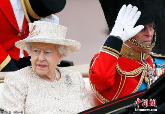 (dng)?sh)ؕr(sh)g2015613գӢ(gu)؞cףɯŮQueen Elizabeth89qeСӢ(gu)ذ׽hm_(ti)ϣӢŮɯ׶ʼҳɆT醱xʽ⣬ӱСӳϯPFվɷÃ߅r(sh)Ӵȵı鶺Ц