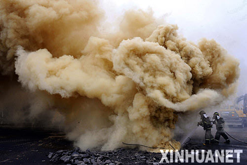 1月7日,消防員在韓國京畿道利川市的爆炸現(xiàn)場滅火。