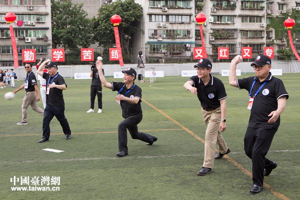 6月28日,第三屆海峽兩岸學生棒球聯賽成都分站賽在成都體育學院開幕。圖為出席領導為比賽開球。 6月28日,第三屆海峽兩岸學生棒球聯賽成都分站賽在成都體育學院開幕。圖為出席領導為比賽開球。