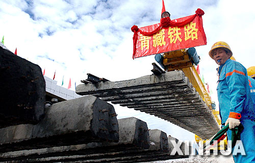 一名青藏鐵路建設(shè)者正在指揮鋪軌。2005年8月24日,隨著青藏鐵路在海拔5072米處成功鋪軌,中國人創(chuàng)造了世界鐵路最高點(diǎn)的紀(jì)錄(資料照片)。 青藏鐵路從西寧至拉薩全長1956公里,是世界上海拔最高、線路最長、穿越凍土里程最長的高原鐵路。把鐵路修進(jìn)西藏是幾代中國人的夢想,但這一想法直到新中國成立后才逐漸變?yōu)楝F(xiàn)實(shí)。青藏鐵路一期工程西寧至格爾木段于1958年開工,1984年交付營運(yùn)。但限于當(dāng)時國家的經(jīng)濟(jì)實(shí)力以及高原、凍土等筑路技術(shù)難題尚未解決,格爾木至拉薩段被迫停建。2001年6月,國家總投資330.9億元動工修建青藏鐵路二期工程。這一工程跨越昆侖山、唐古拉山,通過多年凍土層和大片“生命禁區(qū)”,是人類鐵路建設(shè)史上亙古未有的穿越。它的建成將為神秘而古老的青藏高原帶來新的生機(jī)和活力! 新華社發(fā)