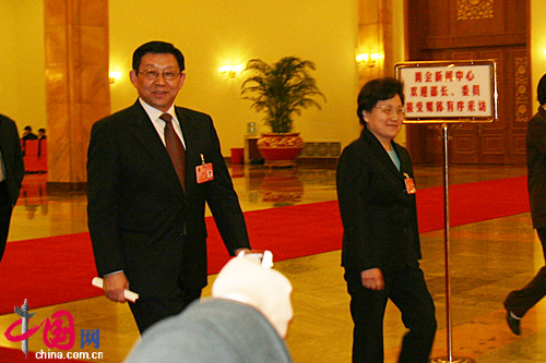 商務部長陳德銘(圖左)、監察部長馬馼(圖右)經過人民大會堂北門一笑而過 商務部長陳德銘(圖左)、監察部長馬馼(圖右)經過人民大會堂北門一笑而過